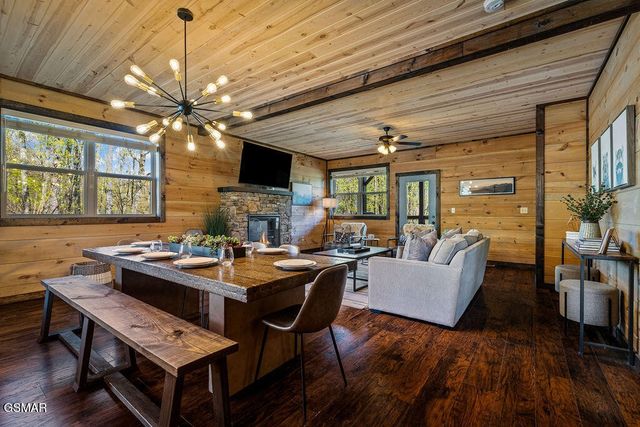 834 Pine Top Lane, Gatlinburg, TN 37738