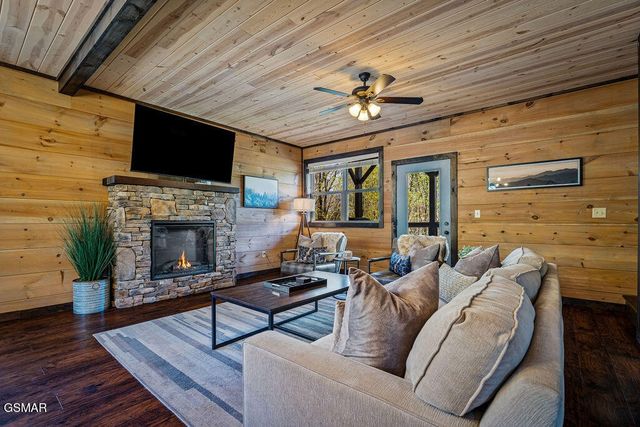 834 Pine Top Lane, Gatlinburg, TN 37738