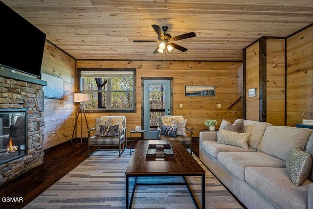 834 Pine Top Lane, Gatlinburg, TN 37738