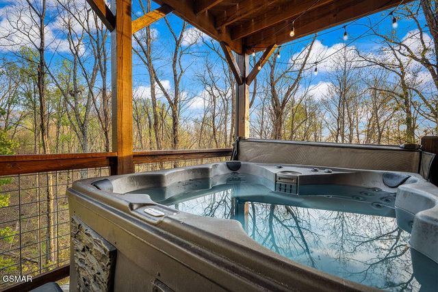 834 Pine Top Lane, Gatlinburg, TN 37738