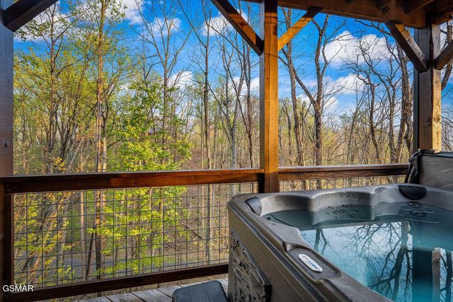 834 Pine Top Lane, Gatlinburg, TN 37738