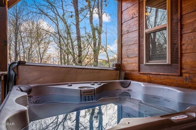 834 Pine Top Lane, Gatlinburg, TN 37738