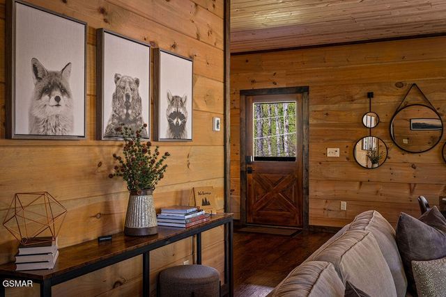 834 Pine Top Lane, Gatlinburg, TN 37738