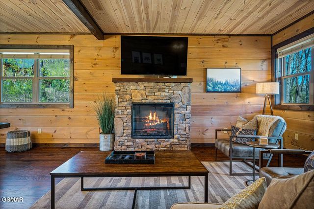 834 Pine Top Lane, Gatlinburg, TN 37738