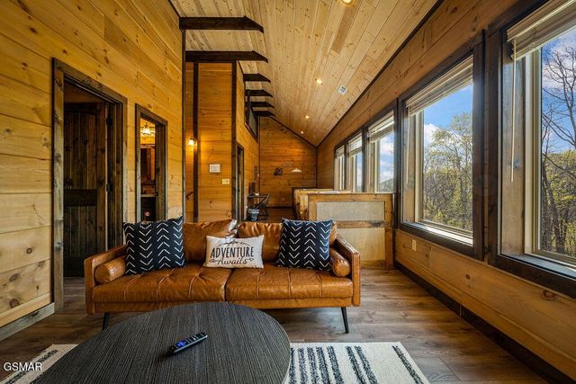 834 Pine Top Lane, Gatlinburg, TN 37738