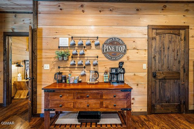 834 Pine Top Lane, Gatlinburg, TN 37738
