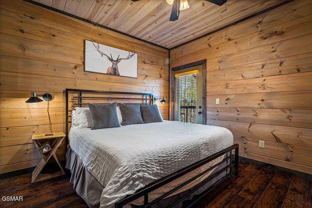834 Pine Top Lane, Gatlinburg, TN 37738