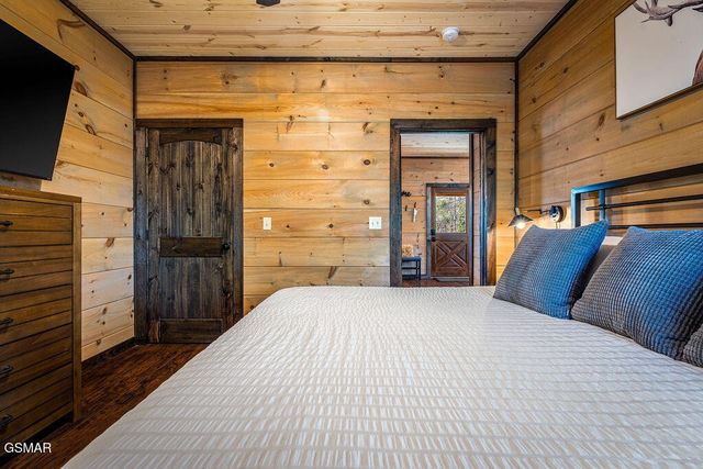 834 Pine Top Lane, Gatlinburg, TN 37738