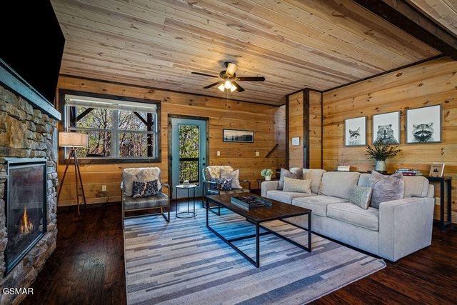 834 Pine Top Lane, Gatlinburg, TN 37738