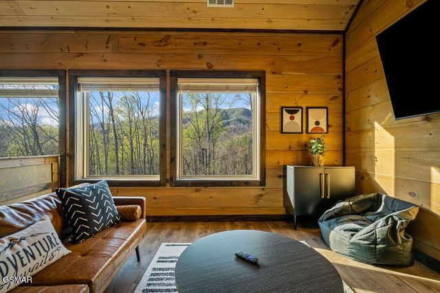 834 Pine Top Lane, Gatlinburg, TN 37738