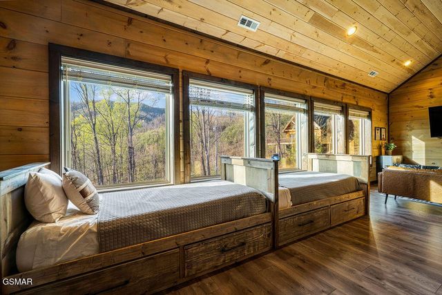 834 Pine Top Lane, Gatlinburg, TN 37738