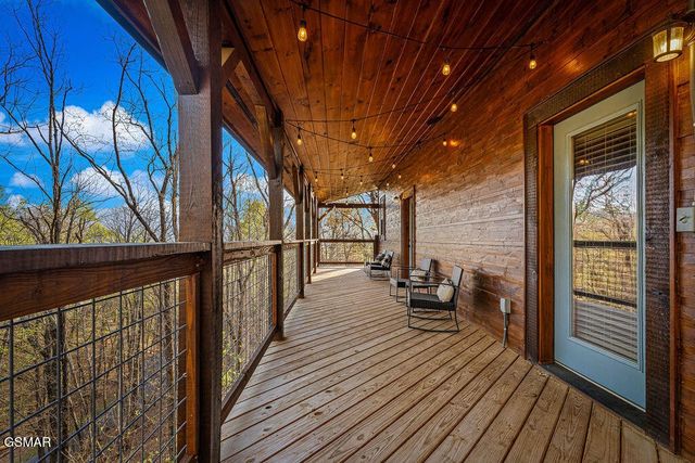 834 Pine Top Lane, Gatlinburg, TN 37738