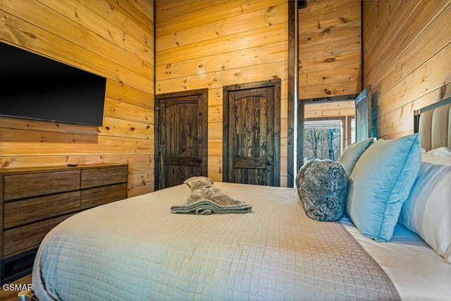 834 Pine Top Lane, Gatlinburg, TN 37738