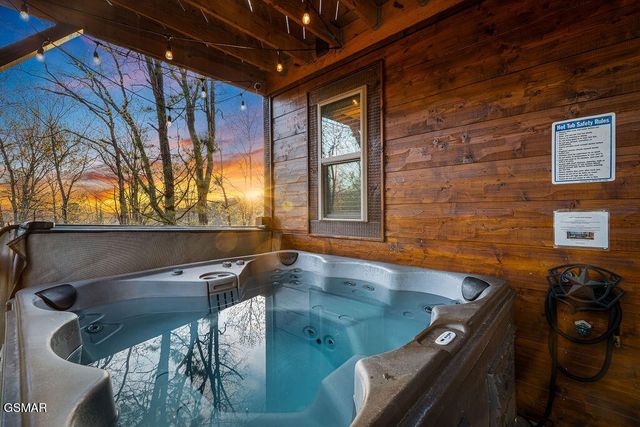 834 Pine Top Lane, Gatlinburg, TN 37738