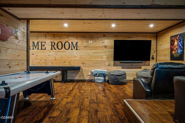 834 Pine Top Lane, Gatlinburg, TN 37738