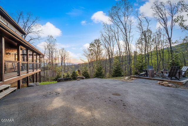 834 Pine Top Lane, Gatlinburg, TN 37738