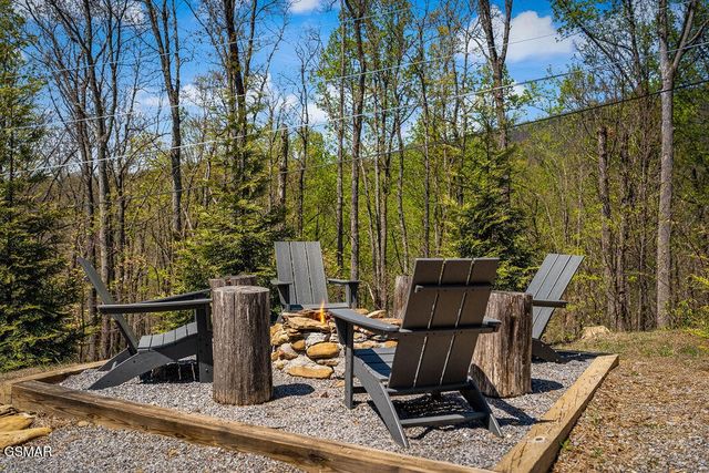 834 Pine Top Lane, Gatlinburg, TN 37738