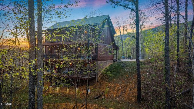 834 Pine Top Lane, Gatlinburg, TN 37738