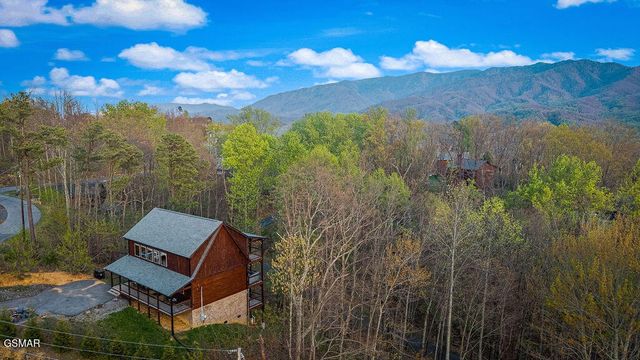 834 Pine Top Lane, Gatlinburg, TN 37738