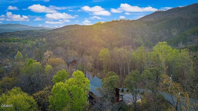 834 Pine Top Lane, Gatlinburg, TN 37738