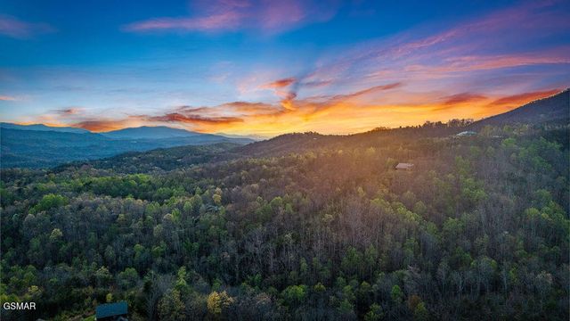 834 Pine Top Lane, Gatlinburg, TN 37738