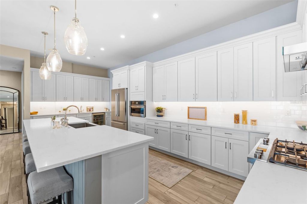 Image 2 of property listing at 91 DAVIS BOULEVARD 204, Tampa, FL 33606