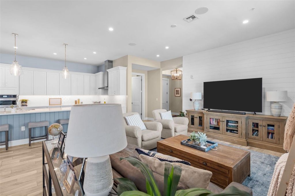 Image 14 of property listing at 91 DAVIS BOULEVARD 204, Tampa, FL 33606