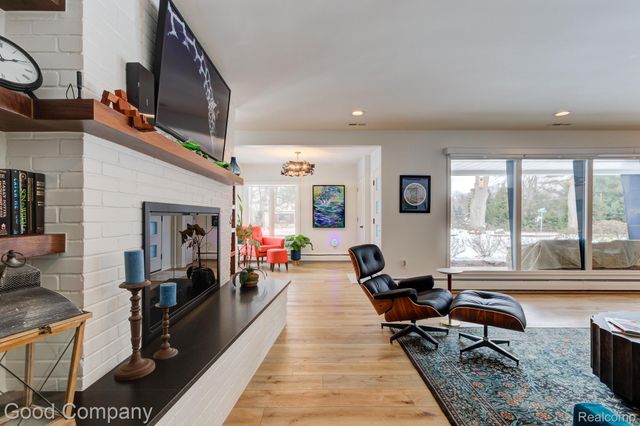 805 N Pemberton Road, Bloomfield Hills, MI 48302