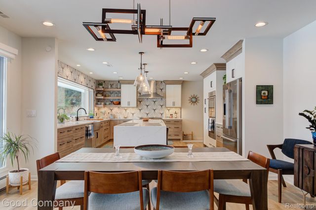 805 N Pemberton Road, Bloomfield Hills, MI 48302