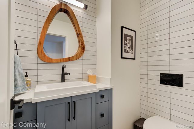 805 N Pemberton Road, Bloomfield Hills, MI 48302