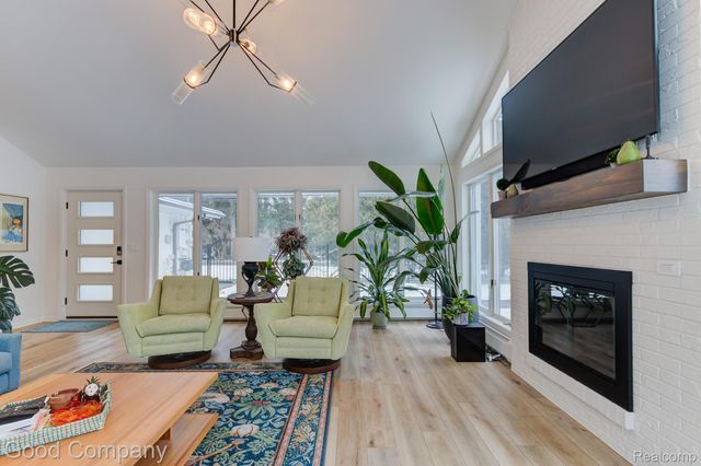 805 N Pemberton Road, Bloomfield Hills, MI 48302