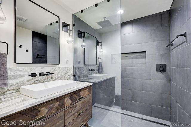 805 N Pemberton Road, Bloomfield Hills, MI 48302