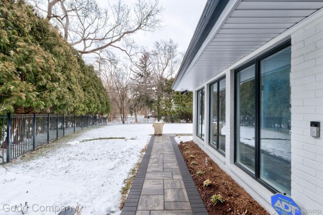 805 N Pemberton Road, Bloomfield Hills, MI 48302