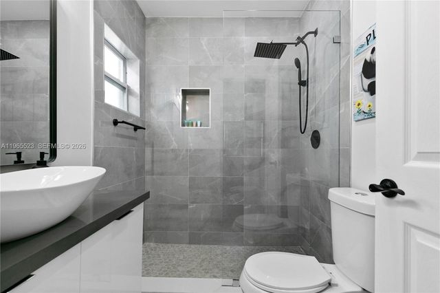 2376 NW 2nd St, Miami, FL 33125