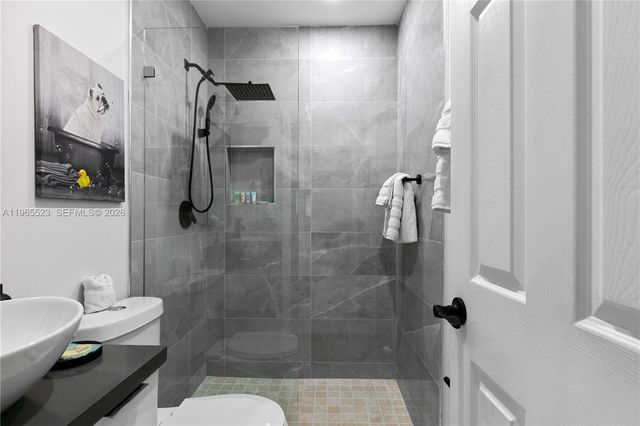 2376 NW 2nd St, Miami, FL 33125