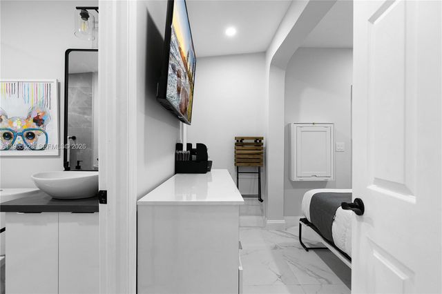 2376 NW 2nd St, Miami, FL 33125