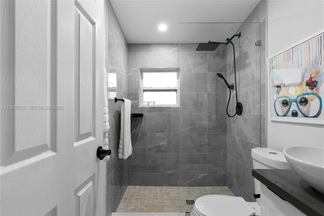 2376 NW 2nd St, Miami, FL 33125