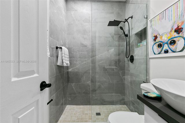 2376 NW 2nd St, Miami, FL 33125