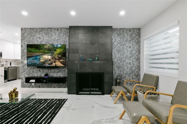 2376 NW 2nd St, Miami, FL 33125