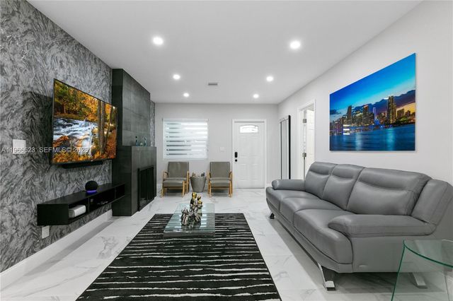 2376 NW 2nd St, Miami, FL 33125