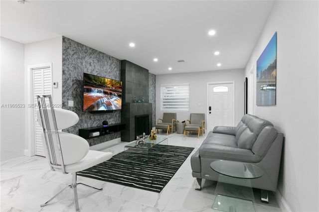 2376 NW 2nd St, Miami, FL 33125