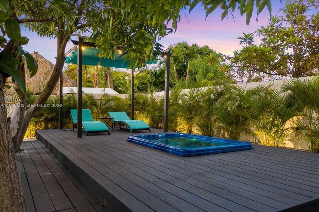 2376 NW 2nd St, Miami, FL 33125