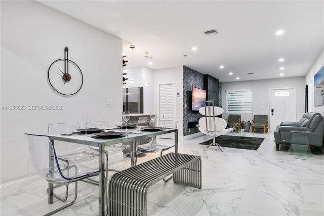 2376 NW 2nd St, Miami, FL 33125