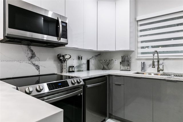 2376 NW 2nd St, Miami, FL 33125