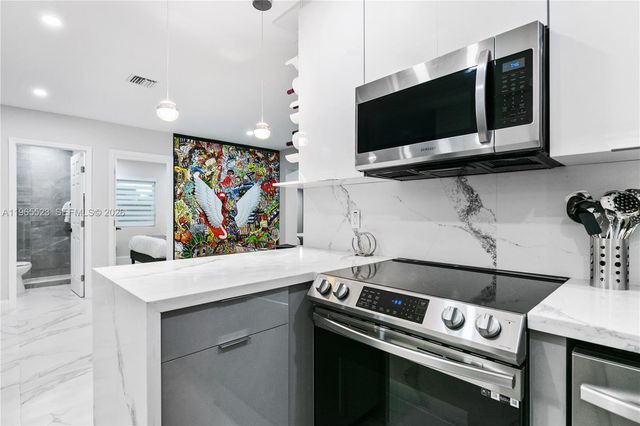 2376 NW 2nd St, Miami, FL 33125