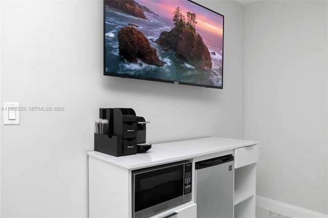 2376 NW 2nd St, Miami, FL 33125