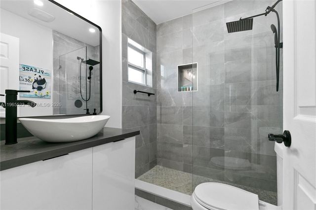 2376 NW 2nd St, Miami, FL 33125