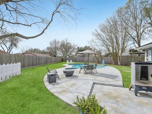 16755 Schooners Way, Friendswood, TX 77546