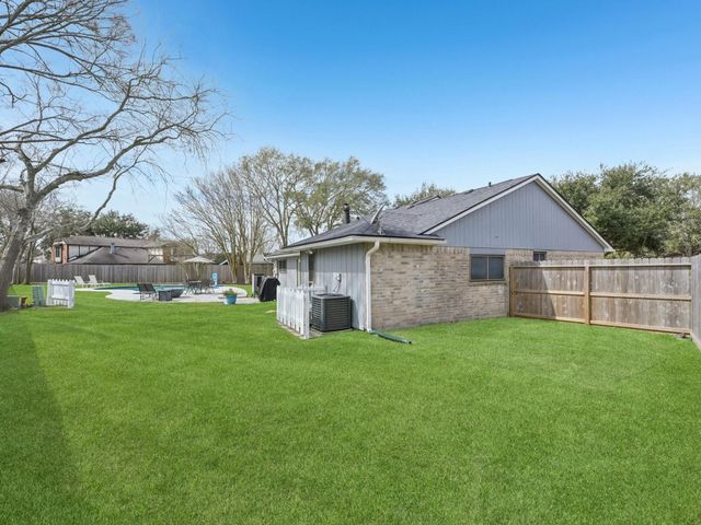 16755 Schooners Way, Friendswood, TX 77546