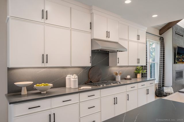 10 Hillcrest Drive 5, Woodbridge, CT 06525